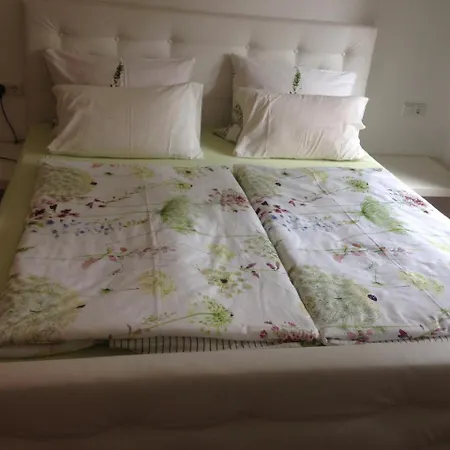 Albion Apartment *